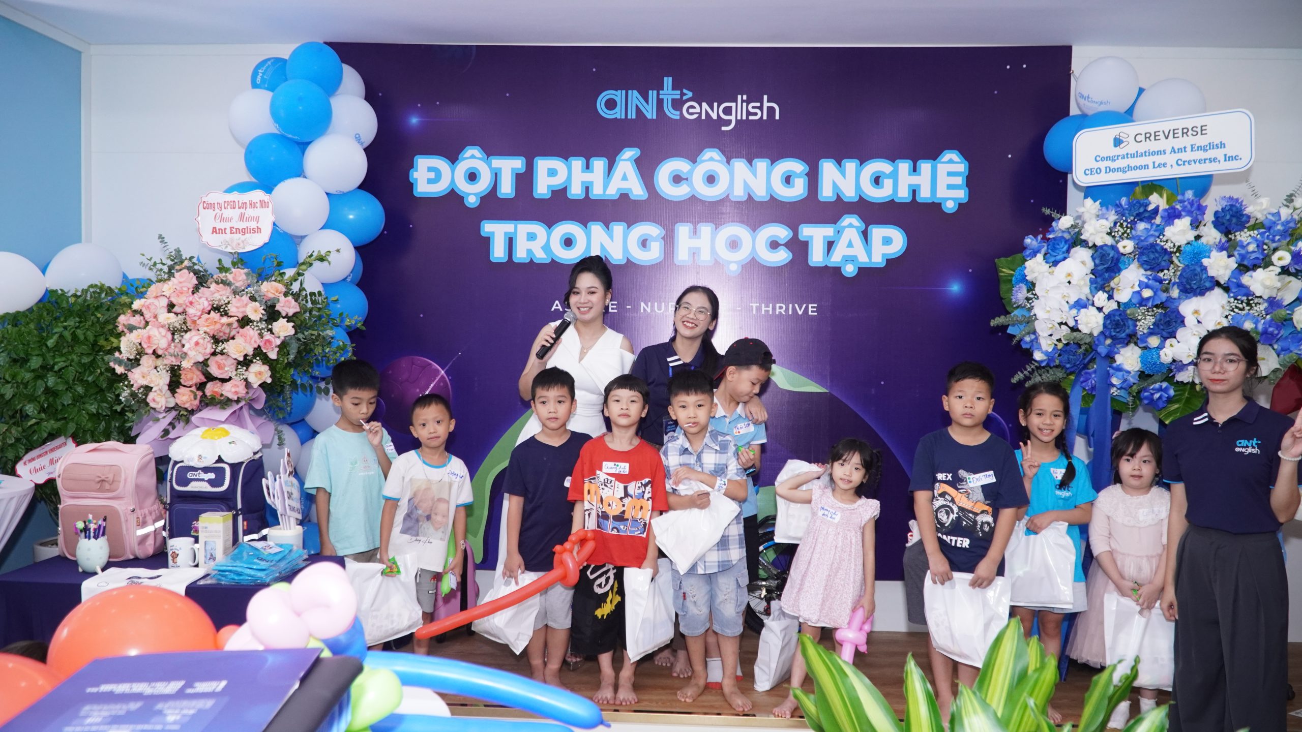 Buổi lễ khai trương và trải nghiệm của Ant English thu hút đông đảo sự tham gia của nhiều phụ huynh cùng các con.